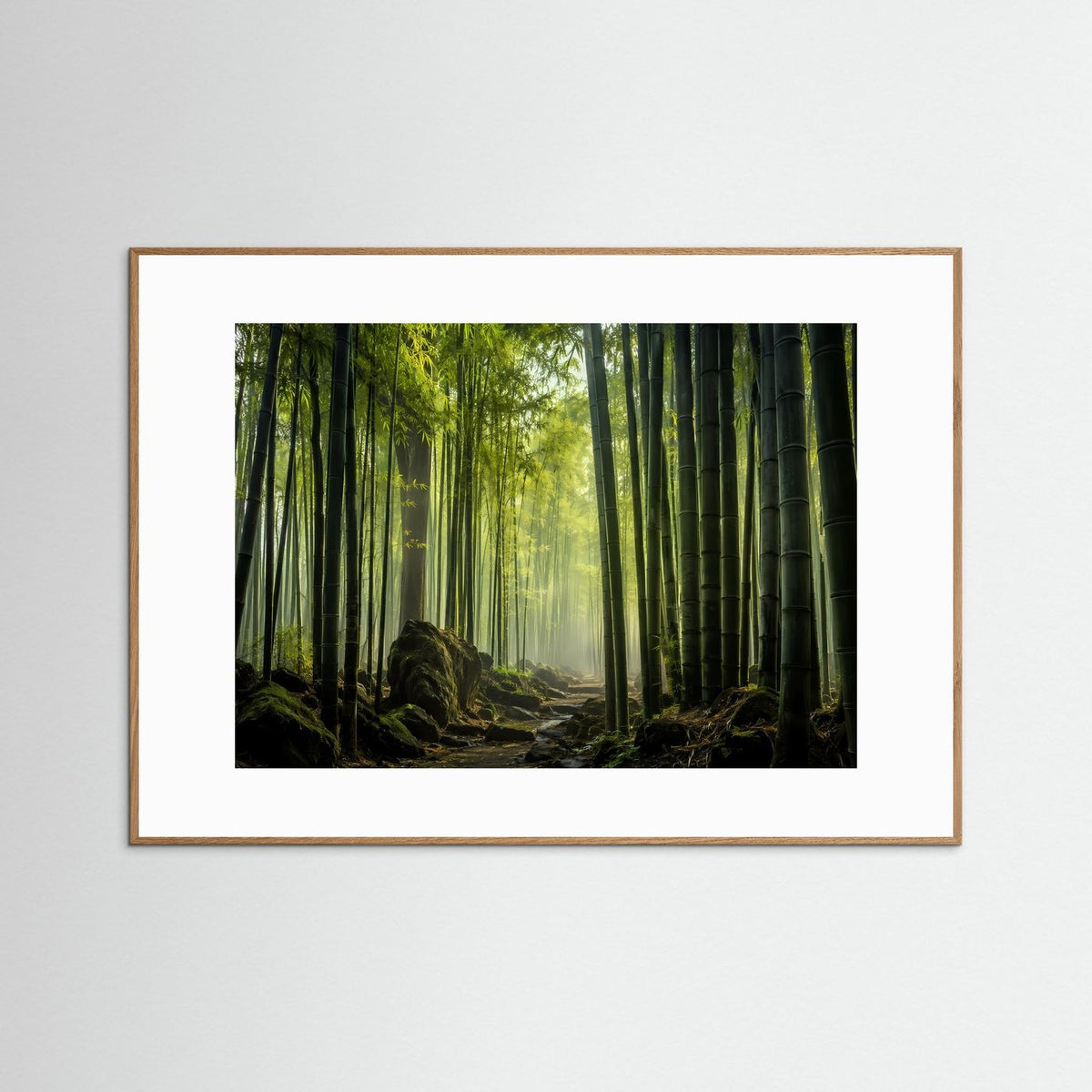 Wandbild mit Zen-Bambuswald in Grün, mit Sonnenlicht, hellbraun gerahmt