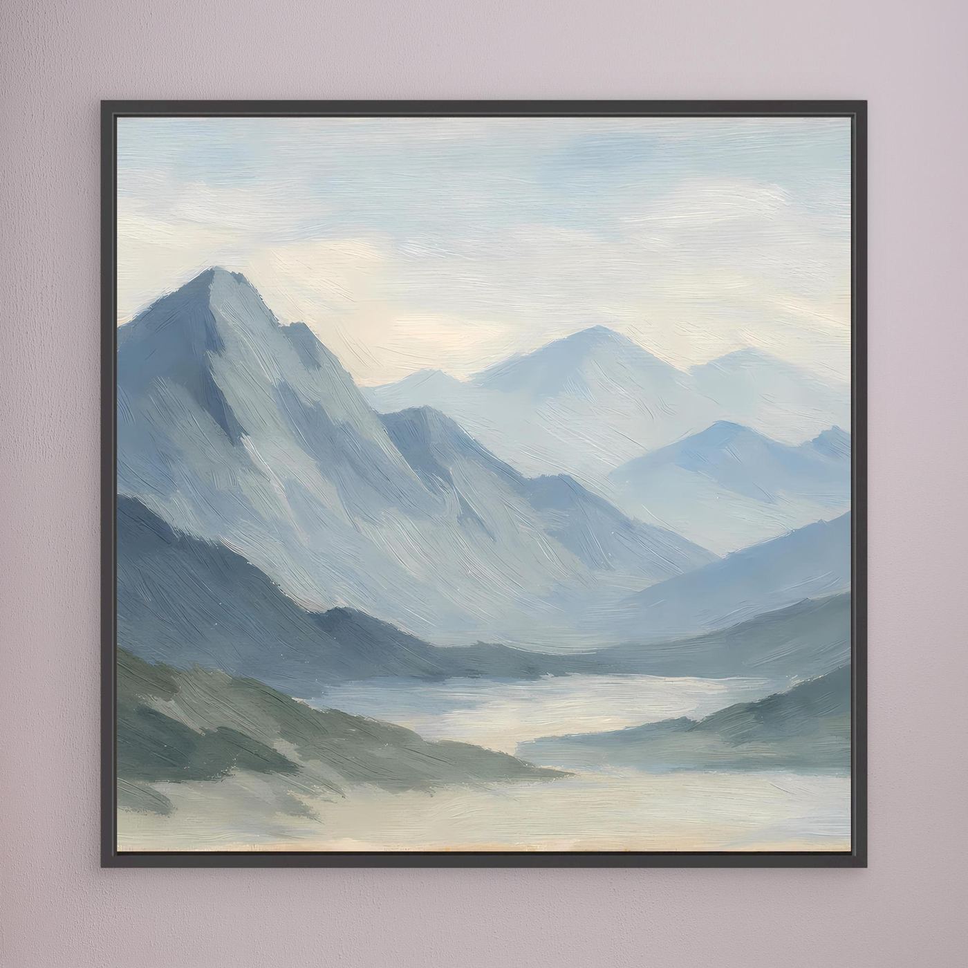 Leinwandbild mit Berglandschaft im Nebel, schwarze Einfassung, hellblaue Himmelstöne.