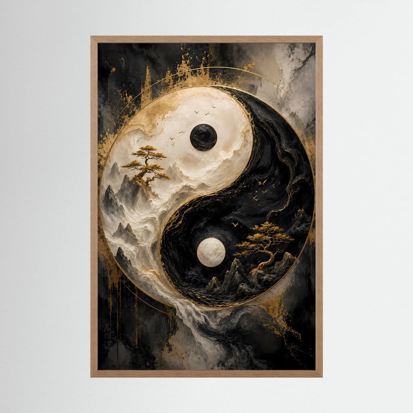 Vertikales Poster mit Yin-Yang-Motiv in hellem Holzrahmen, Schwarz-Gold und Berglandschaft