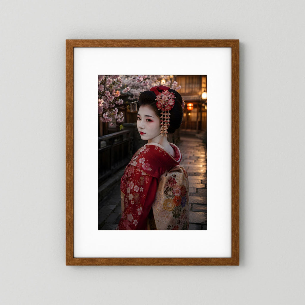 Poster mit Geisha im rotem Kimono und Kirschblüten, dunkler Holzrahmen