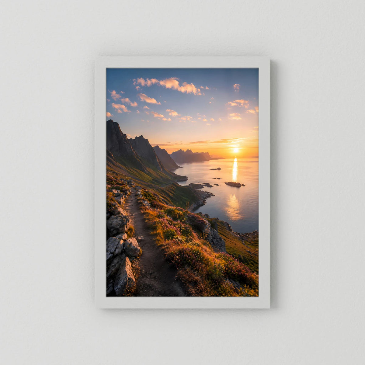 Hochformat-Poster Sonnenuntergang an der Bergküste, weißer Rahmen, ohne sichtbares Passepartout