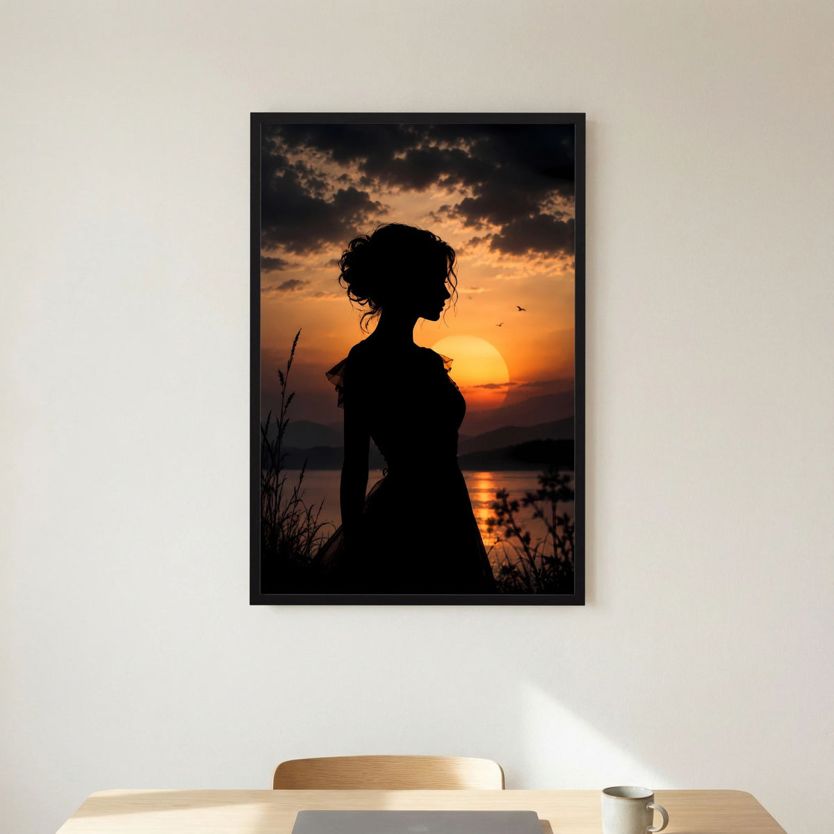 Poster mit Silhouette einer Frau am Sonnenuntergang im schwarzen Rahmen