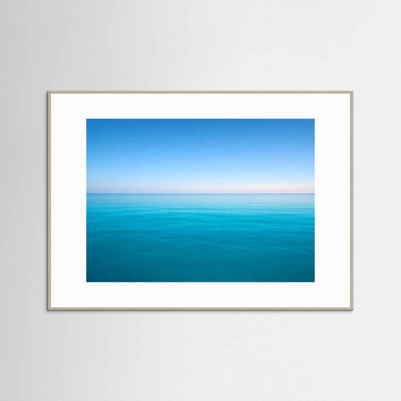 Horizont-Poster Meerblick im Querformat mit hellem Rahmen und weißem Passepartout