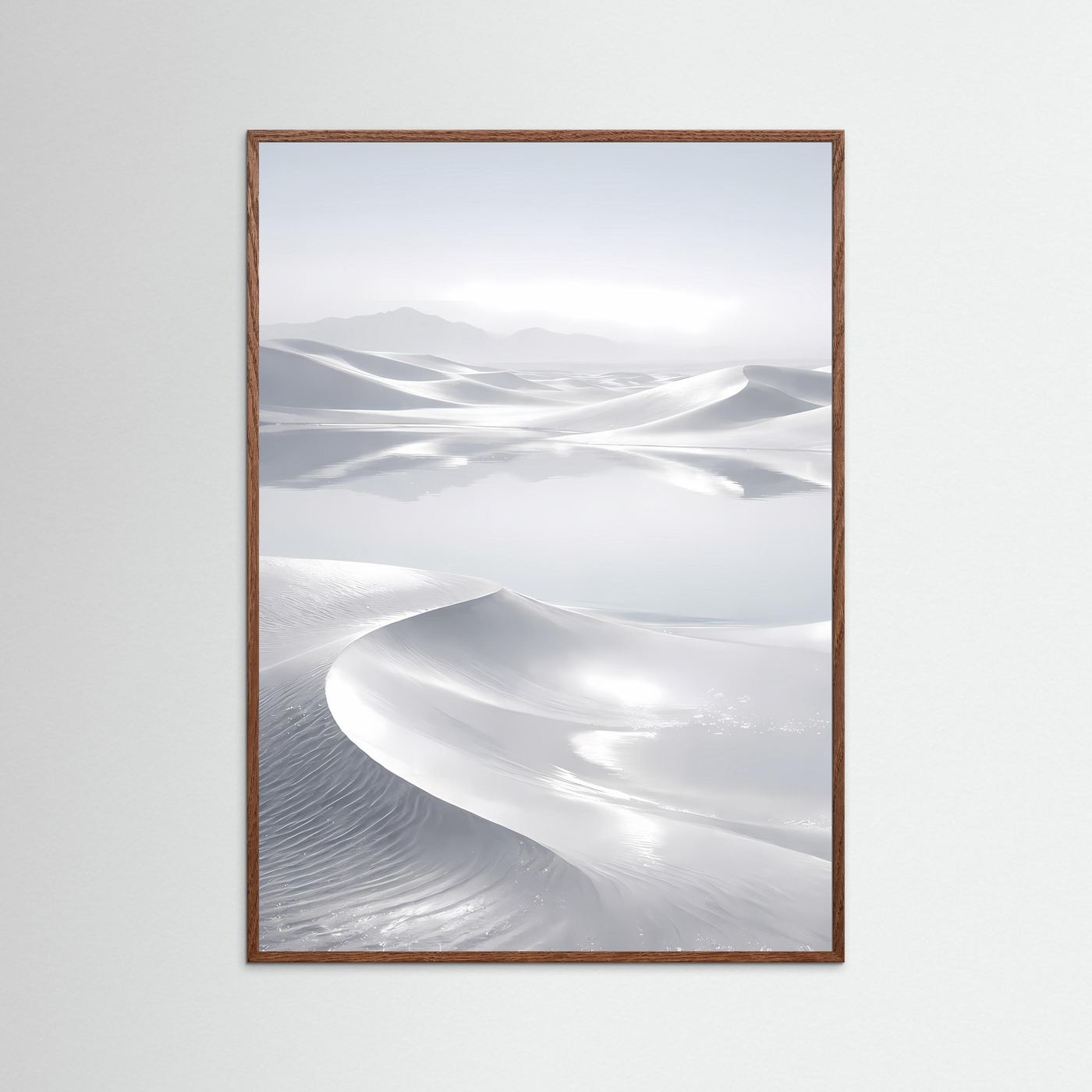 Wandposter im braunen Holzrahmen mit weißer Wüstenlandschaft und geschwungenen Dünen