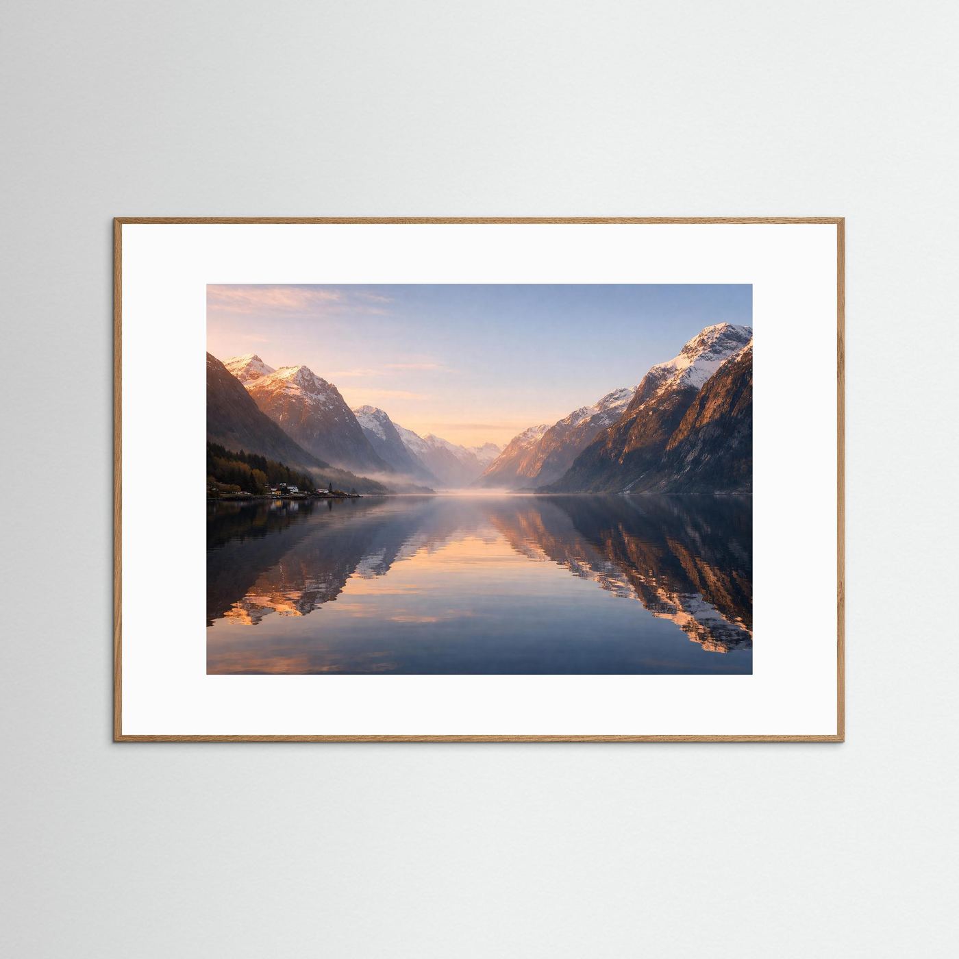Querformat-Fjordposter mit Sonnenaufgang, Berge und Spiegelung im Wasser, natürlicher Holzrahmen