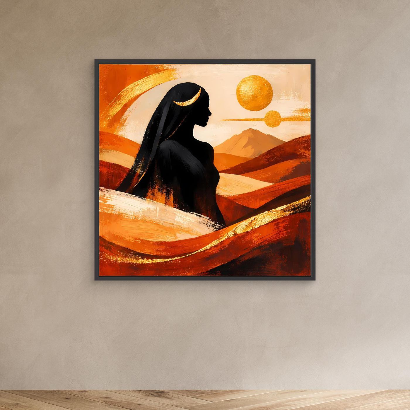 Leinwandbild mit schwarzem Rahmen: Wüstenkönigin-Silhouette, Terrakotta-Berge und Goldmalerei