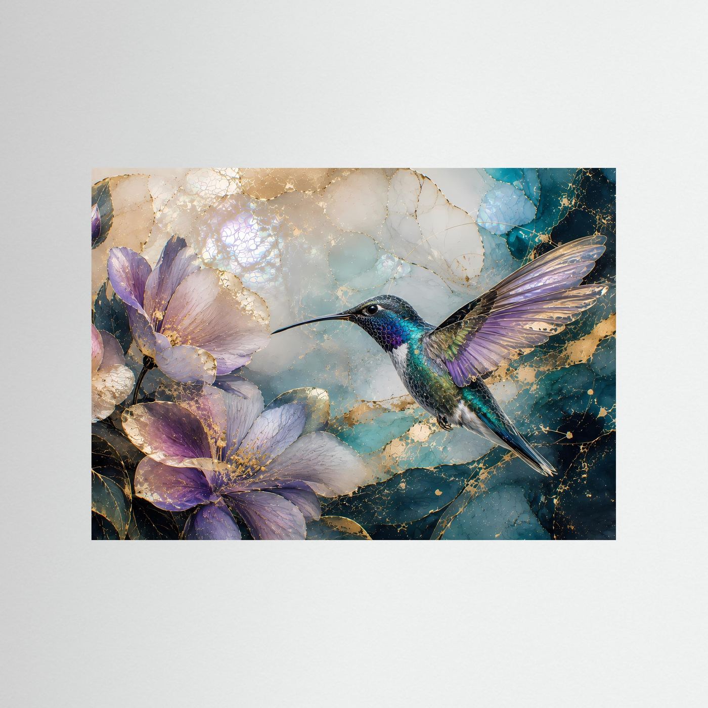 Wandbild mit Kolibri zwischen violetten und türkisfarbenen Blüten auf blauem Hintergrund