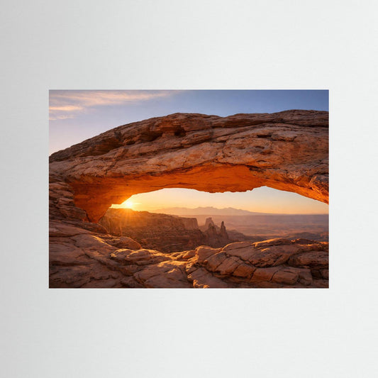 Canyon-Poster im Querformat mit Felsenbogen und warmem Sonnenuntergang