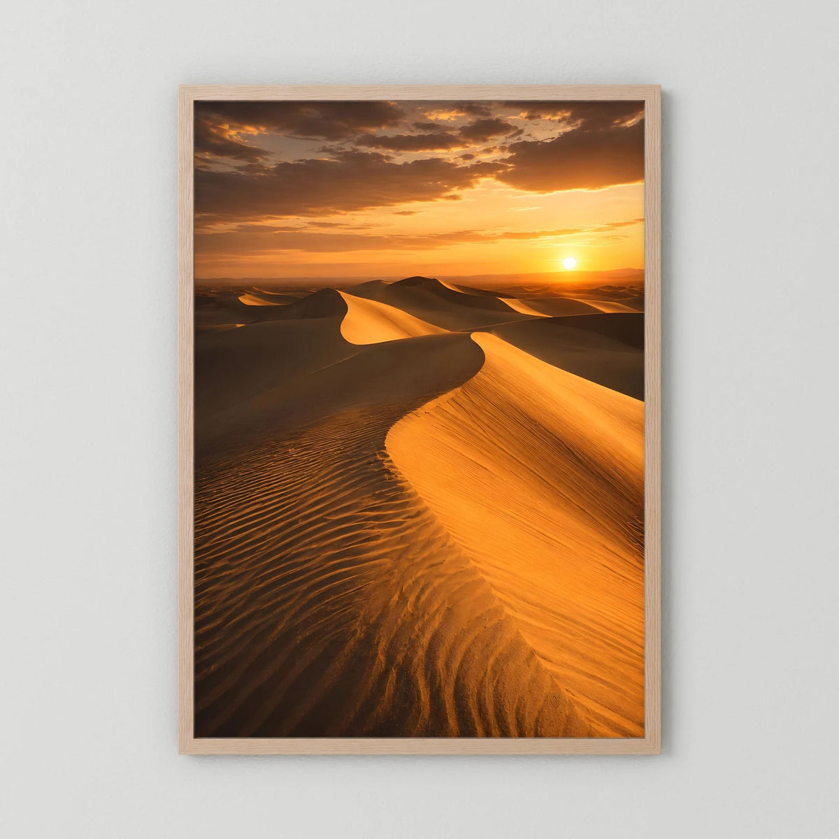 Poster mit Sanddünen und Orange-Sonnenuntergang, heller Holzrahmen im Hochformat