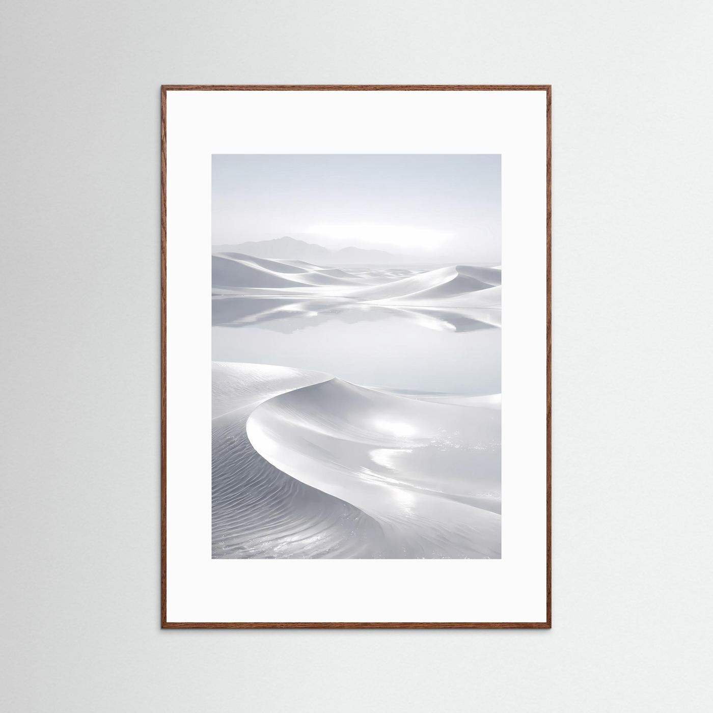Wüstenposter mit abstrakter Dünenlandschaft in Weiß und Grau, brauner Holzrahmen