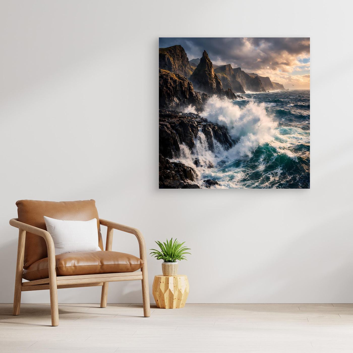 Leinwandbild mit Meeresbrandung an Felsküste, aufgewühltes Wasser und Wolkenhimmel, gerahmt