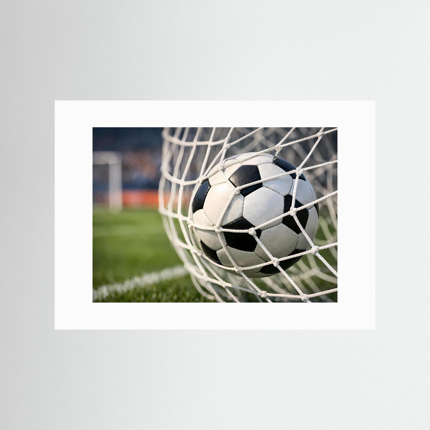 Fußballposter im weißen Passepartout mit Fußball im Tor-Netz