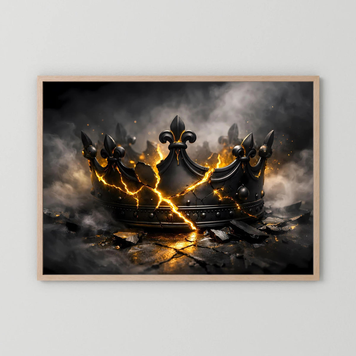 Wandbild mit zerbrochener schwarzer Krone und goldenen Glutlichtlinien, heller Holzrahmen