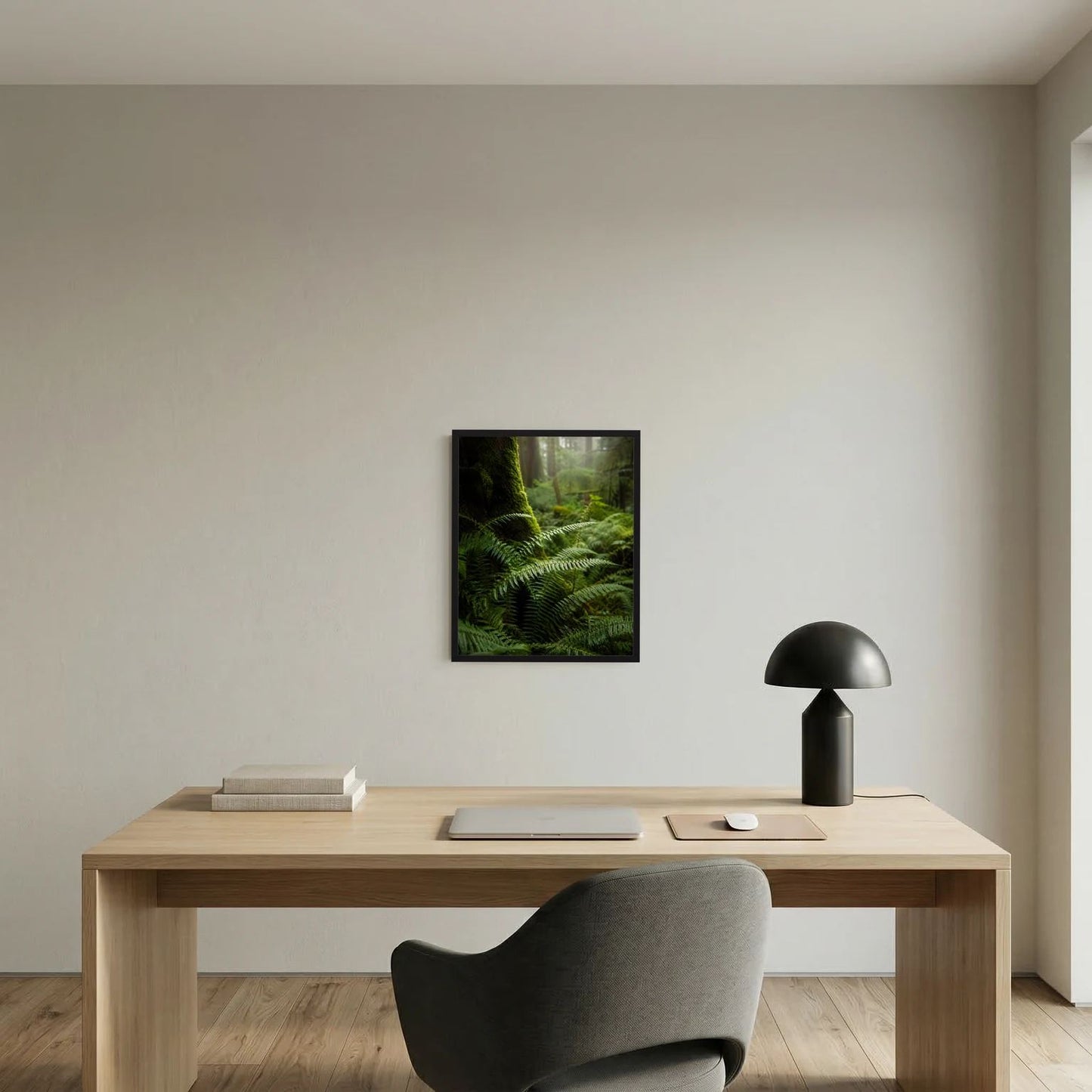 Wandposter mit grünem Farn im Wald im Rahmen über Holztisch