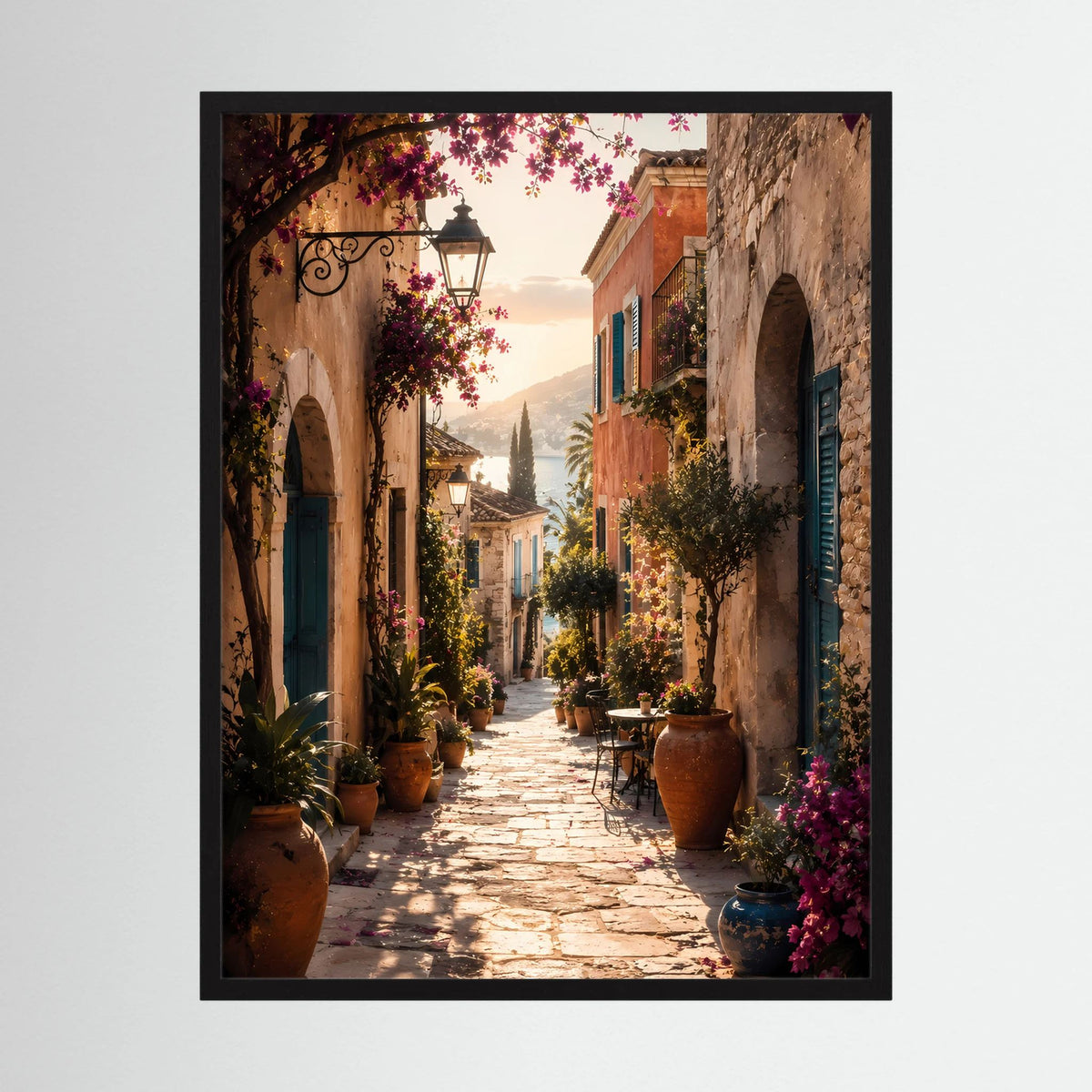 Hochformat-Poster im schwarzen Rahmen mit mediterraner Gasse und Blumentöpfen
