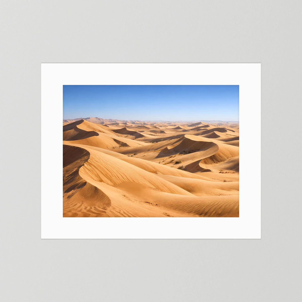 Panorama-Sanddünen-Poster mit weißem Rand, goldene Dünen und blauer Himmel
