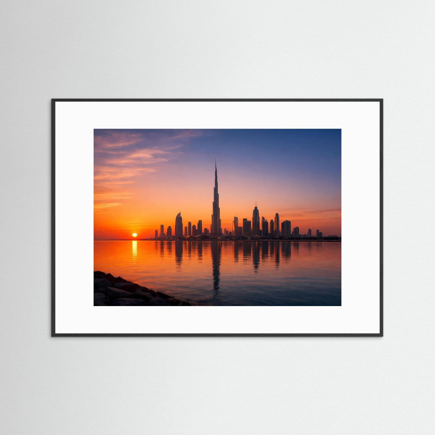 Panoramaposter mit Dubai-Skyline und Sonnenuntergang über Wasser im schwarzen Rahmen, Querformat