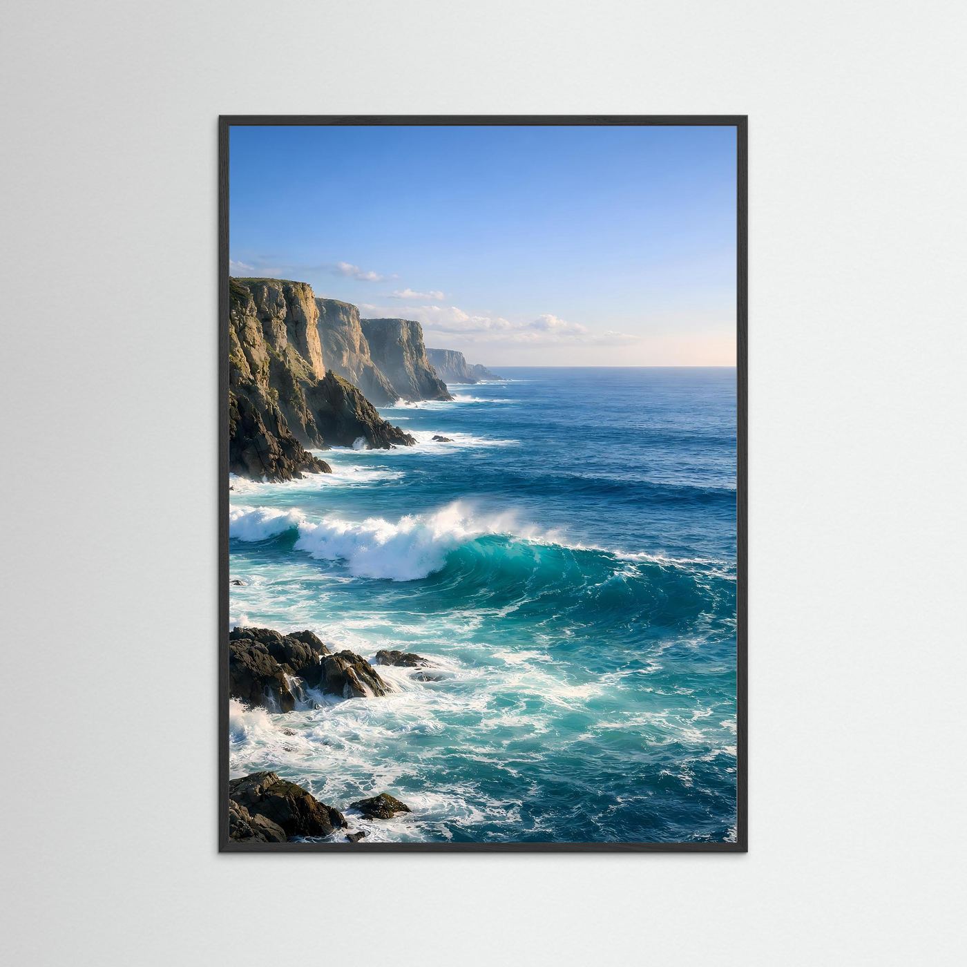 Meerwandbild im Hochformat mit schwarzem Rahmen: Steilküste mit tobenden Wellen.