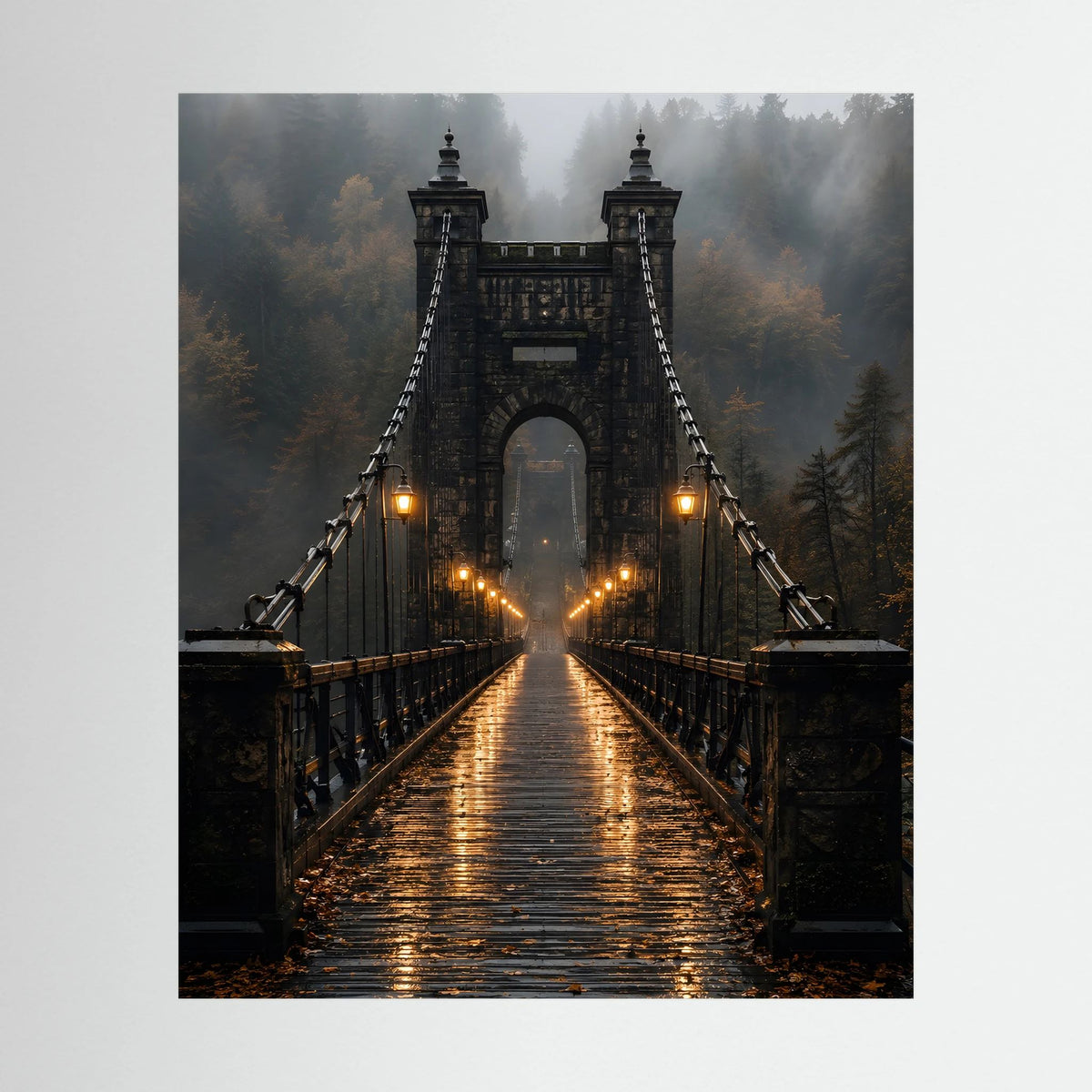 Poster: Hängebrücke im Nebelwald mit leuchtenden Laternen auf dem Weg.