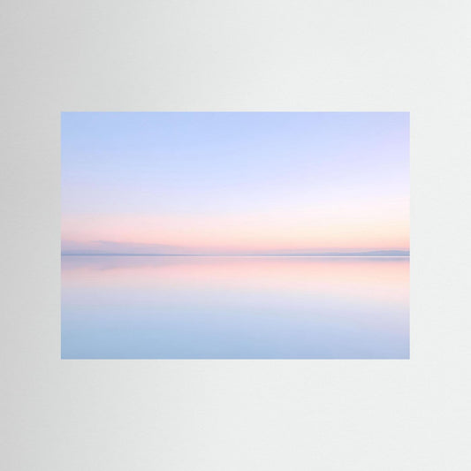 Poster im Querformat mit pastellfarbener See-Reflexion im Sonnenaufgang, ohne Rahmen