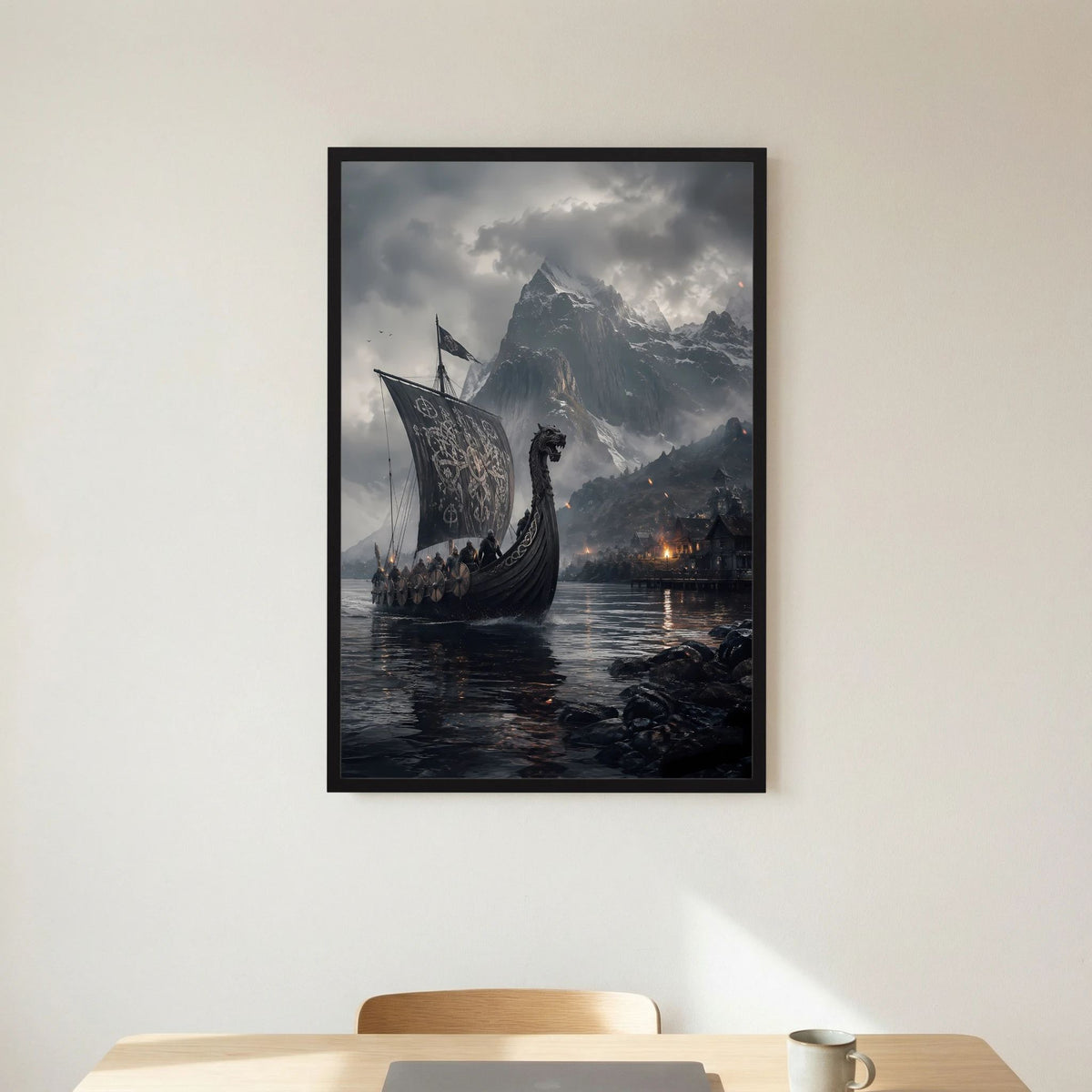 Poster im Hochformat mit Wikinger-Langschiff im Fjord, schwarzer Rahmen