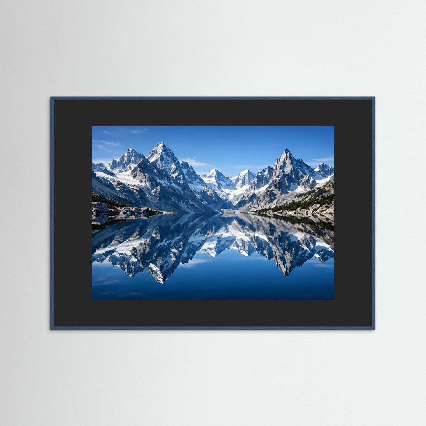 Wandbild mit Alpenpanorama und spiegelndem Bergsee, dunkelgrauer Rahmen