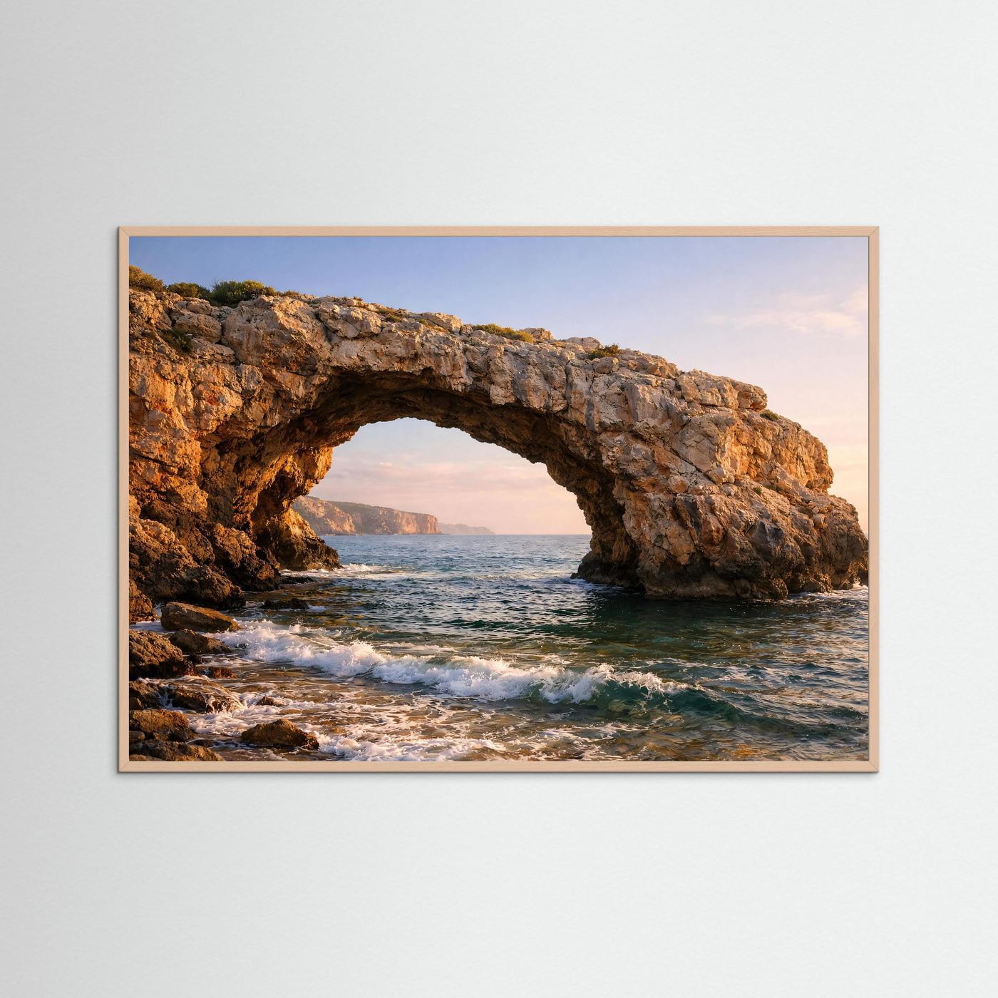 Naturposter mit Felsbogen am Meer im rosafarbenen Rahmen, Querformat