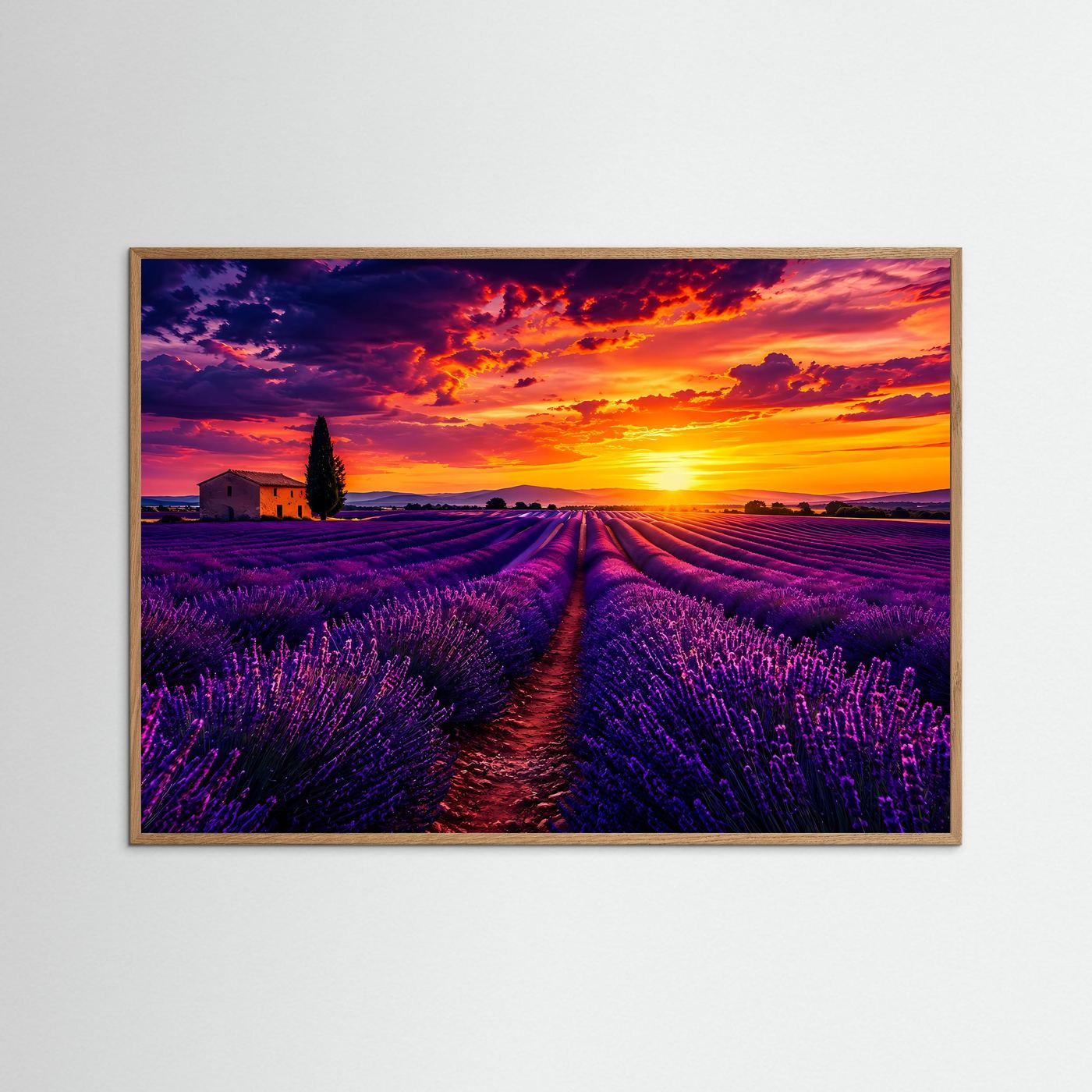 Querformat-Poster mit Lavendelfeld in Violett, orangefarbener Sonne und hellem Holzrahmen