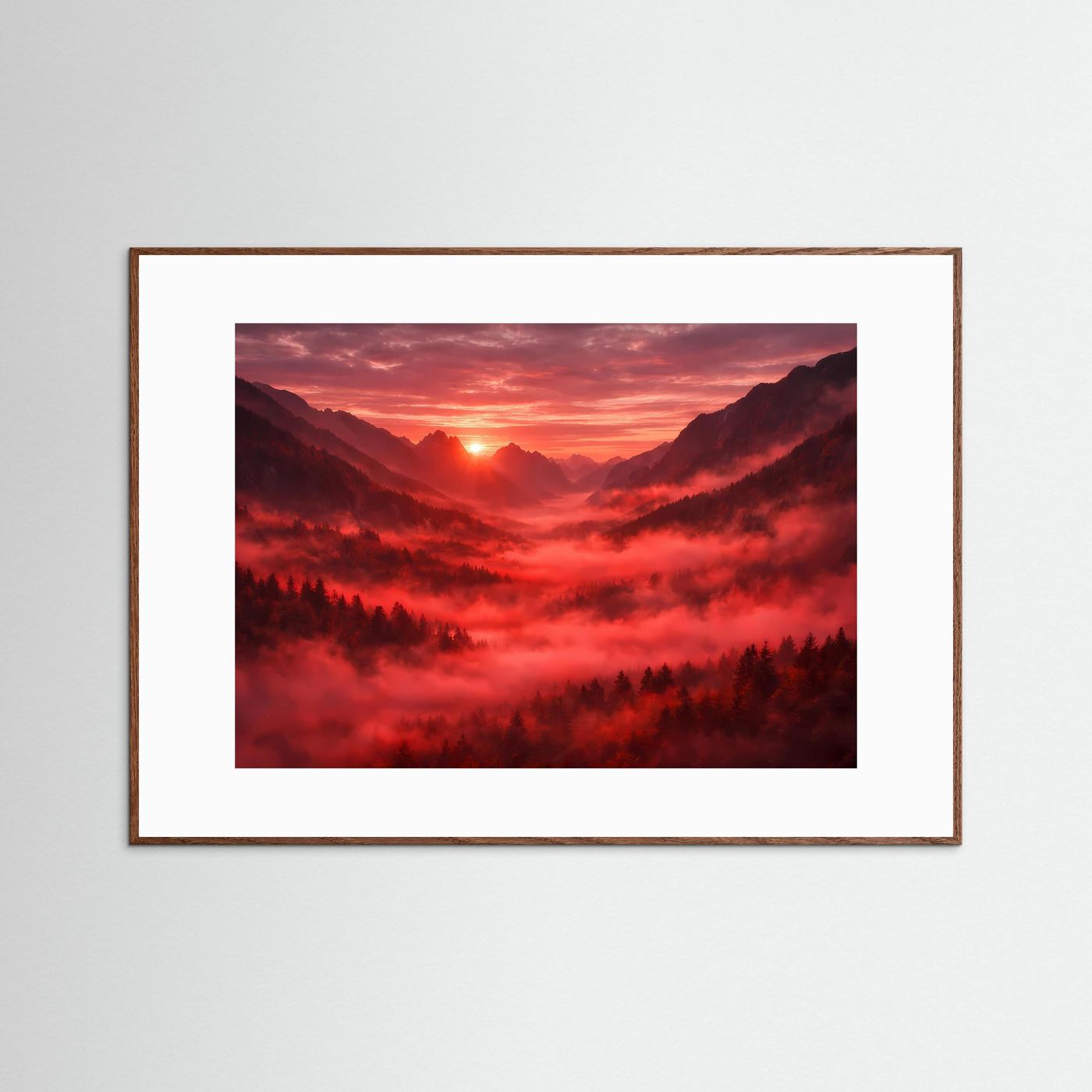 Gerahmtes Poster mit Berglandschaft im roten Sonnenuntergang, hellbrauner Rahmen