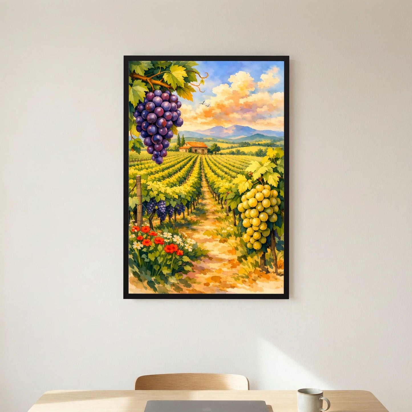 Hochformat-Wandbild Weinberge mit dunkelblauen und gelben Trauben, schwarzer Rahmen