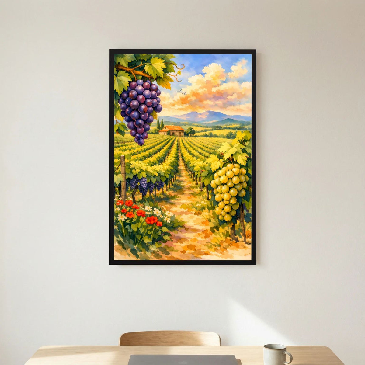 Hochformat-Wandbild Weinberge mit dunkelblauen und gelben Trauben, schwarzer Rahmen