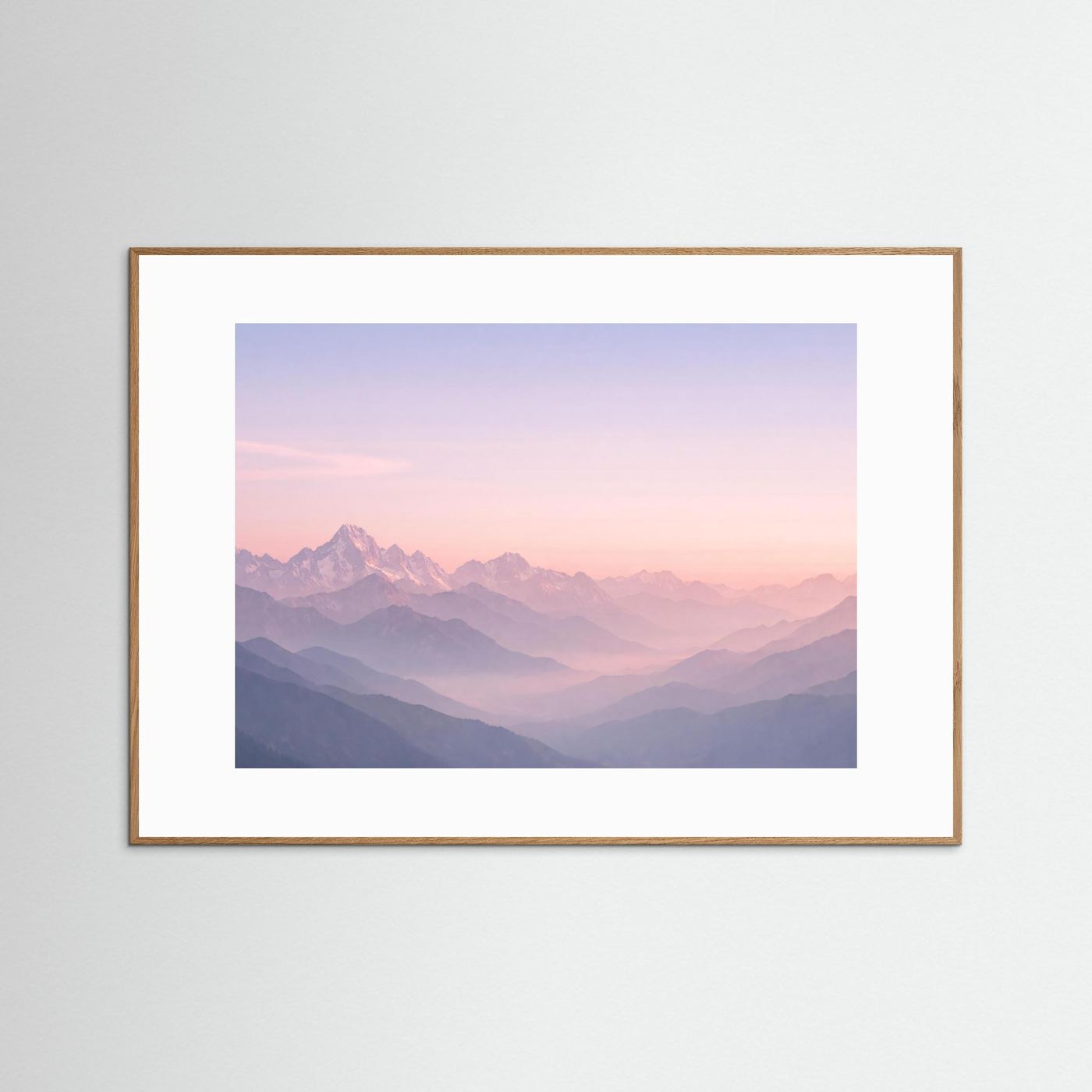 Poster im Querformat mit Bergpanorama, braun gerahmt und weißem Passepartout
