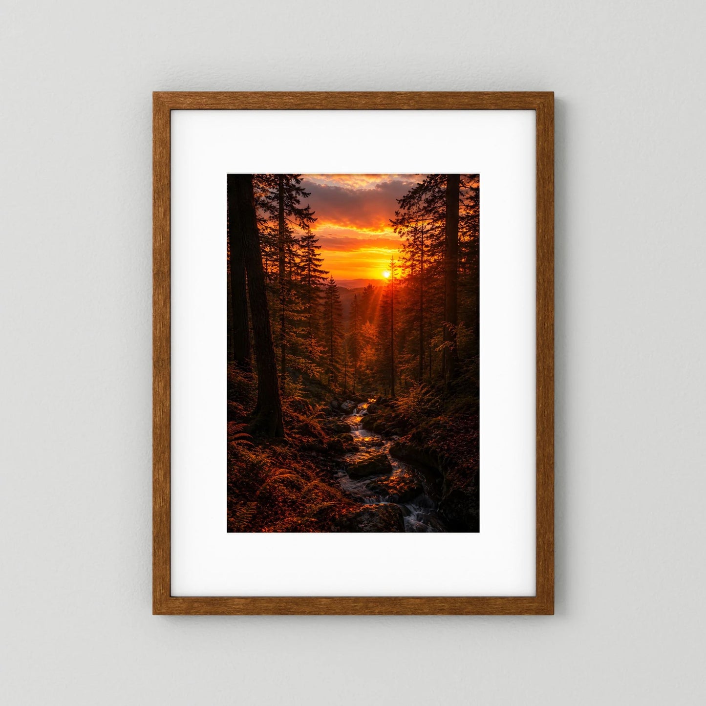 Hochformat-Poster: Waldbach im Sonnenuntergang, Holzrahmen (braun) mit weißem Rand