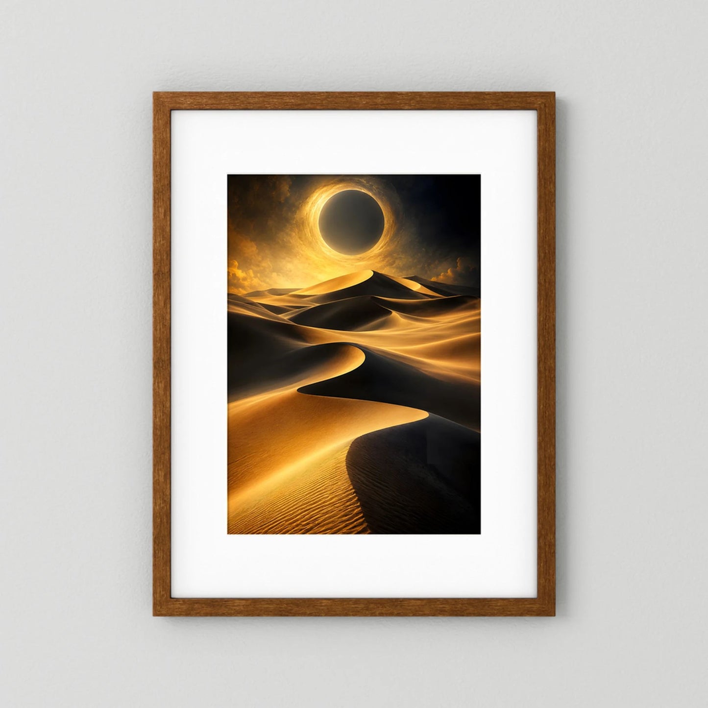 Kunstposter im Hochformat: Goldene Sonnenfinsternis über schwarzen Wüstendünen, brauner Rahmen