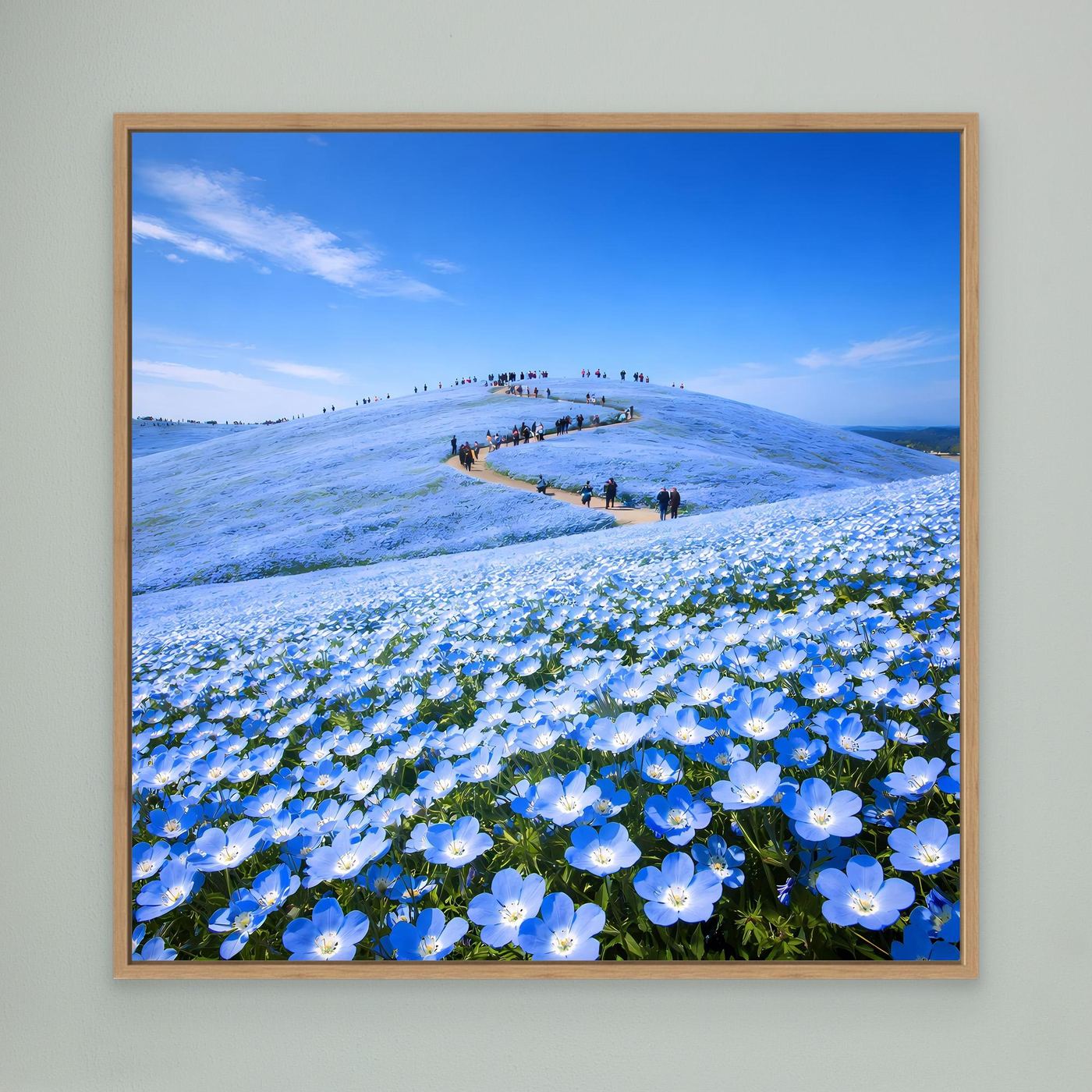 Leinwandbild mit blauem Blütenmeer und Hügeln, Eichenholzrahmen