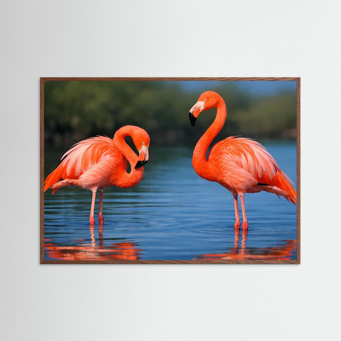 Querformat-Poster mit zwei rosafarbenen Flamingos am Wasser, brauner Holzrahmen