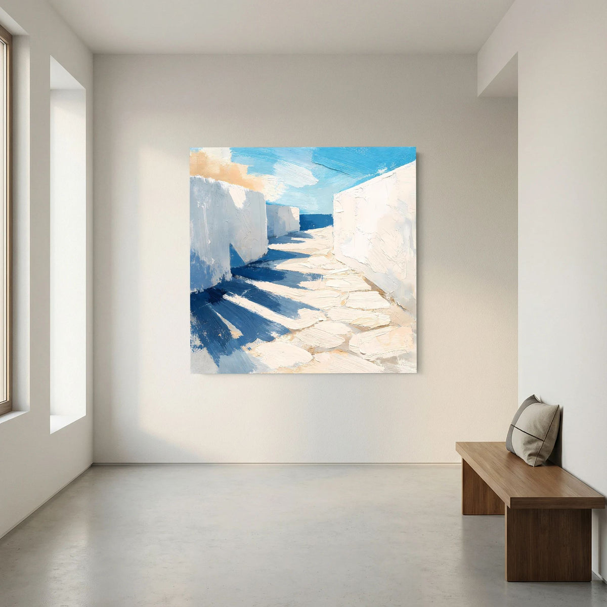 Abstraktes Küsten-Wandbild: Gasse zwischen weißen Wänden, blauer Himmel, helle Steinfläche