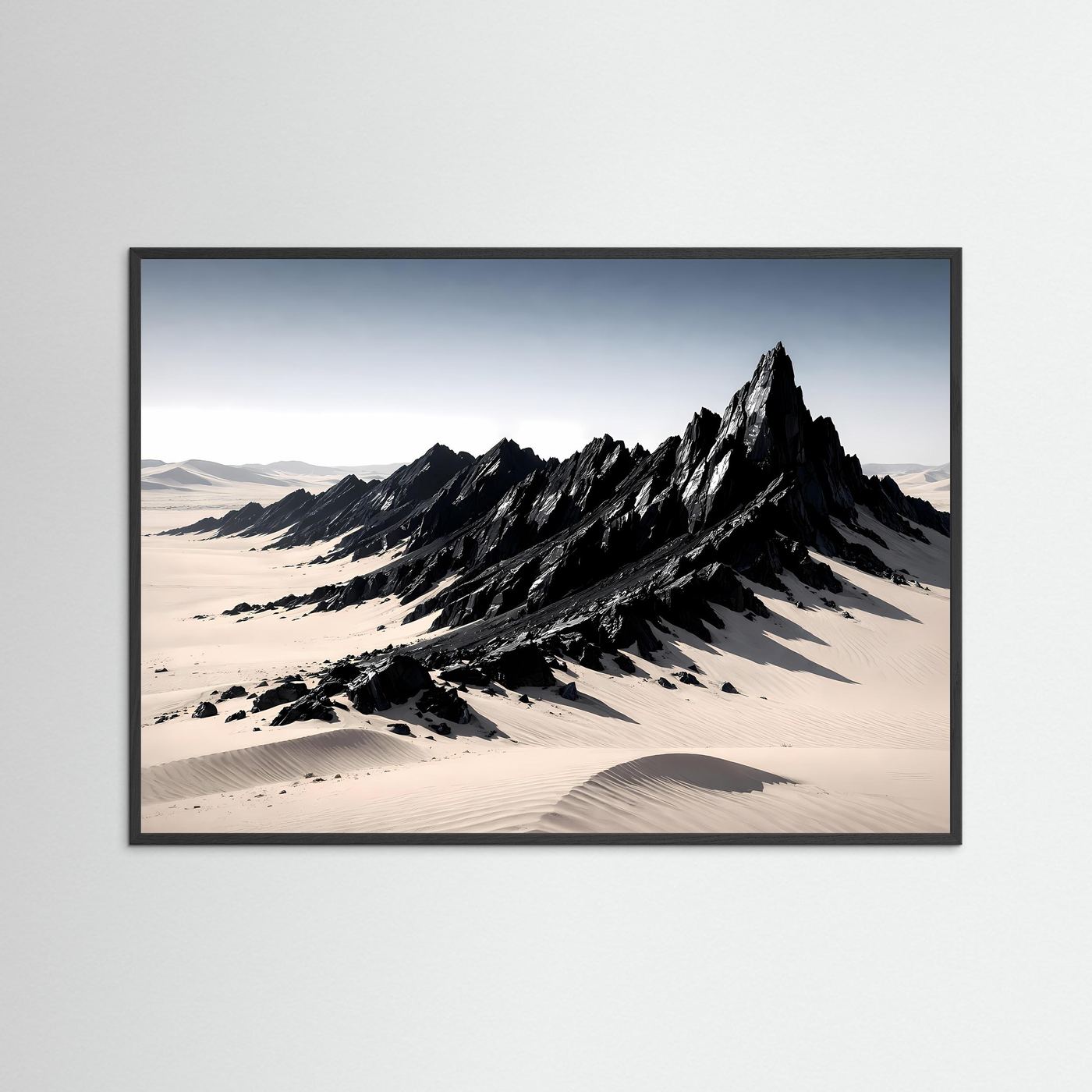 Querformat Poster mit Wüstenlandschaft und schwarzem Felsmassiv, schwarz gerahmt
