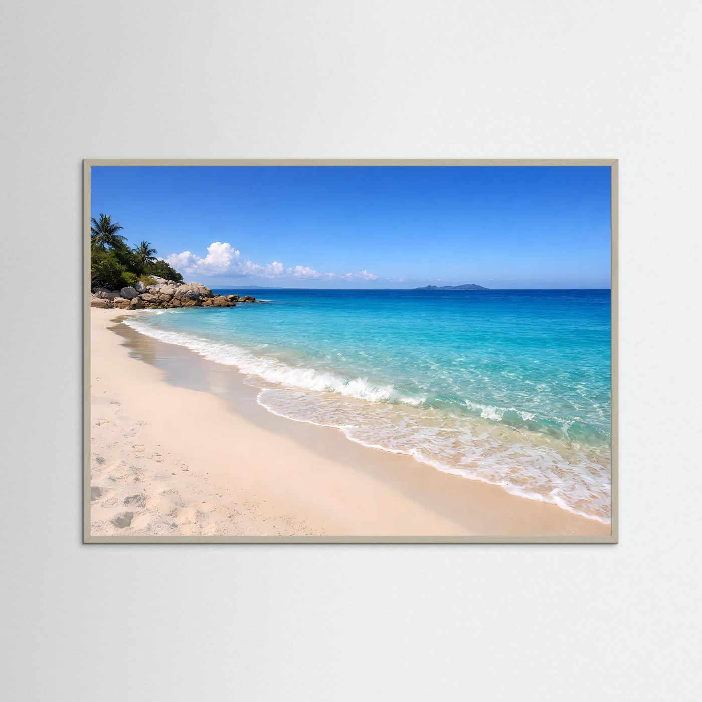 Panorama-Strandposter mit türkisblauem Meer und Sandstrand, hellem Rahmen.
