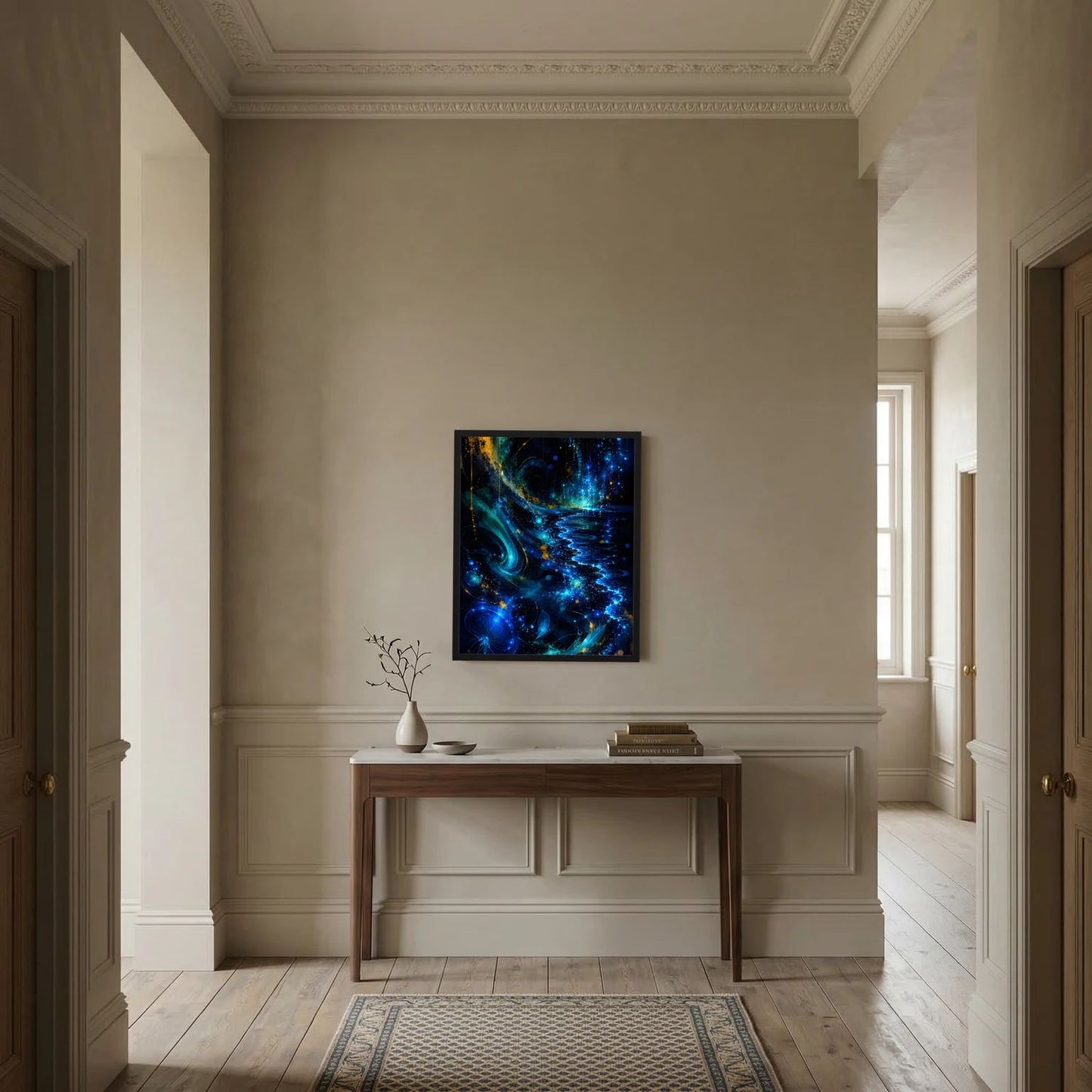 Gerahmtes Hochformat-Poster mit abstrakten, leuchtenden Wellen in Blau und Gold an der Wand