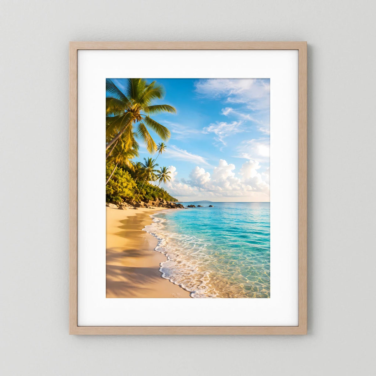 Hochformat-Poster mit hellem Holzrahmen: Palmen, türkisblaues Meer und goldener Sand