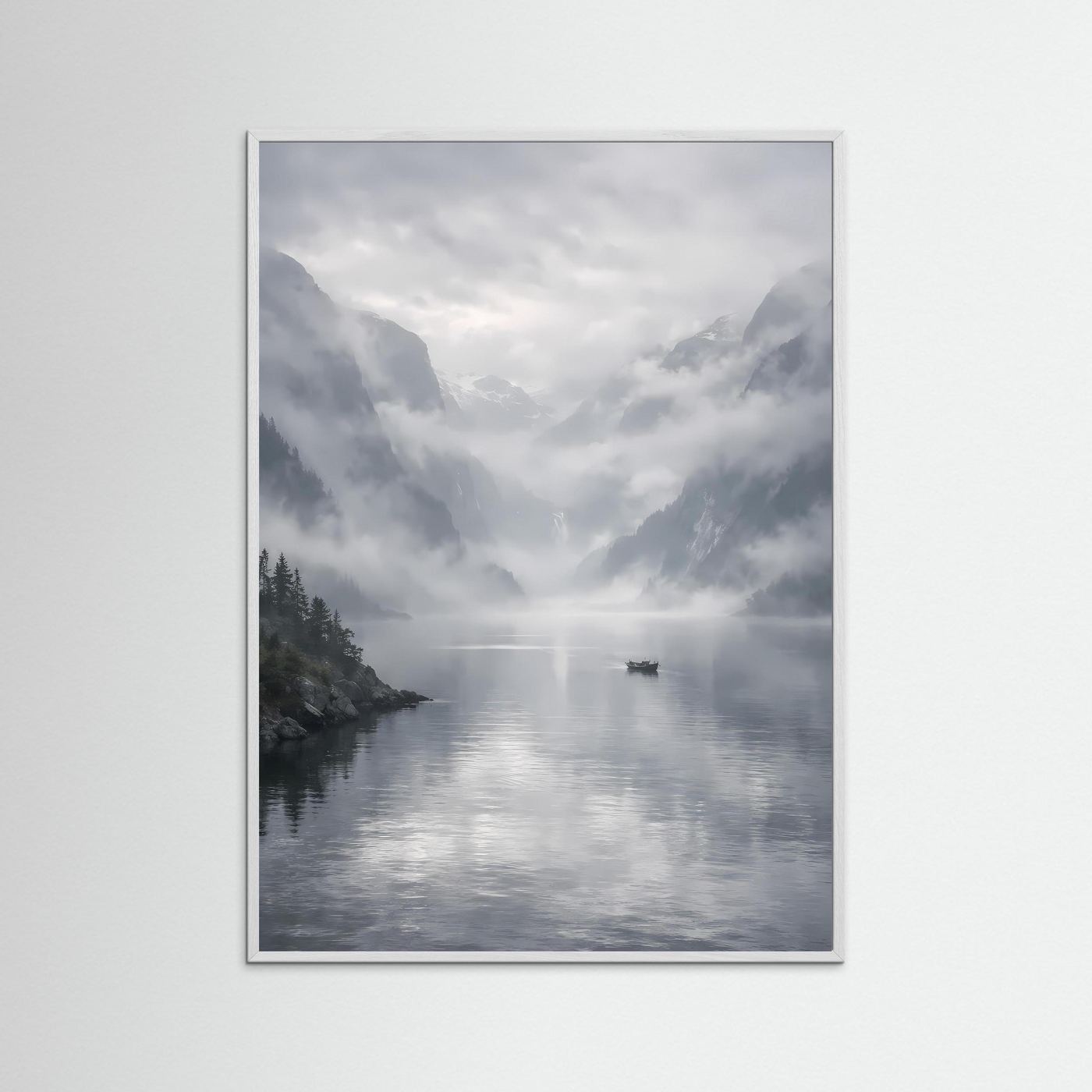 Poster im weißen Rahmen: Fjord mit Boot im Morgennebel, Berge im Dunst.