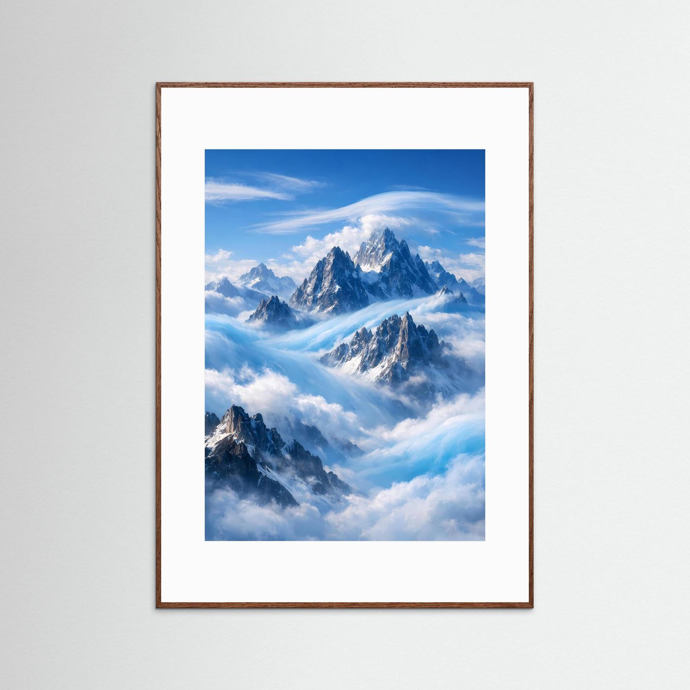 Alpenposter Hochformat: schneebedeckte Gipfel, Wolken & Nebel, dunkler Holzrahmen