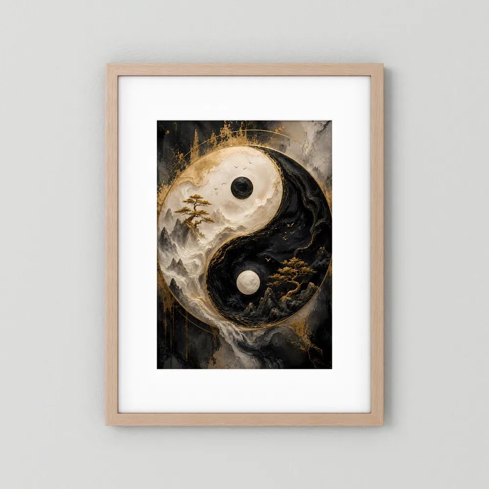 Vertikales Poster mit Yin-Yang-Motiv im hellen Holzrahmen, Schwarz-Gold, Berglandschaft