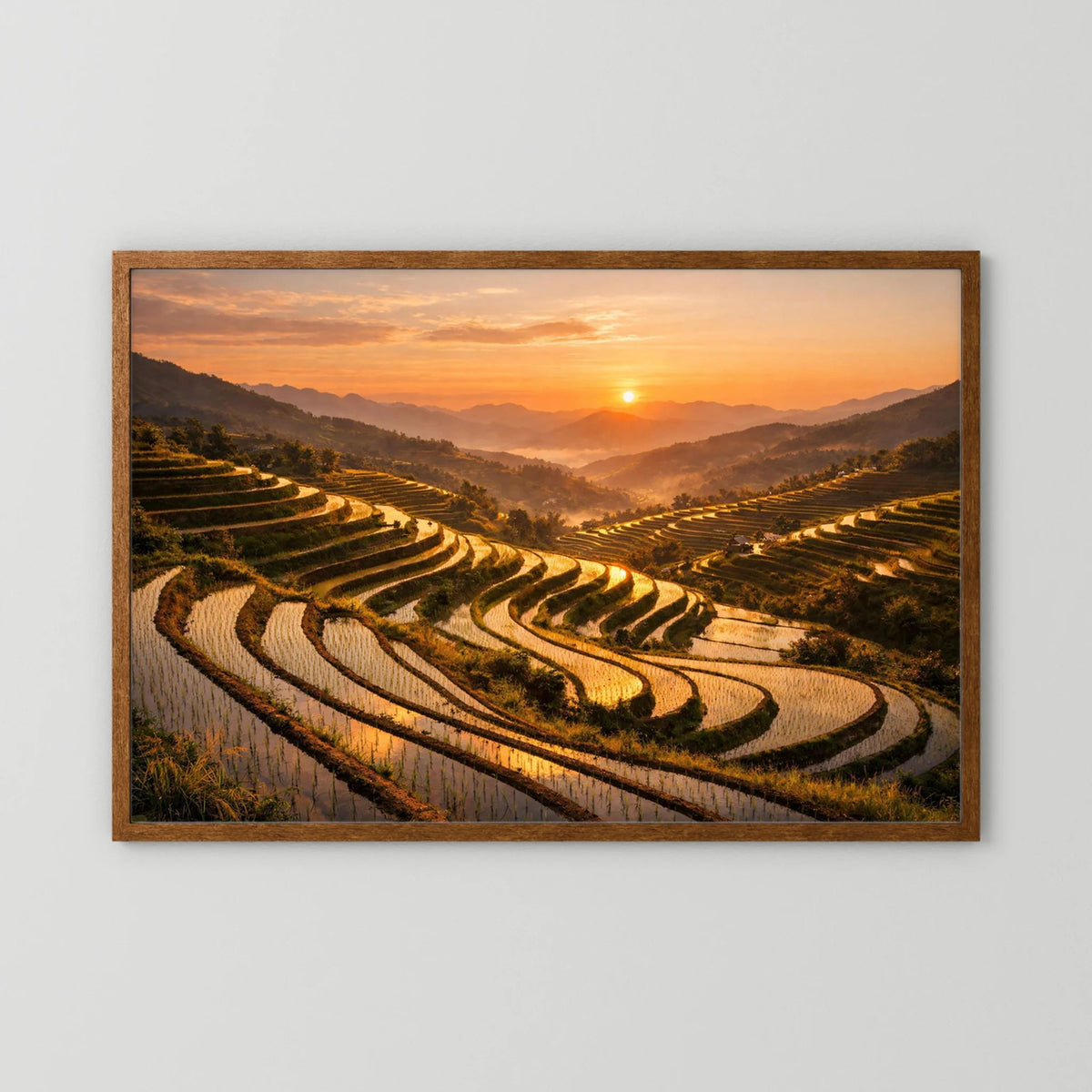 Wandbild im Querformat mit Holzrahmen in dunklem Eichenfarbton und Reisterrassen-Motiv
