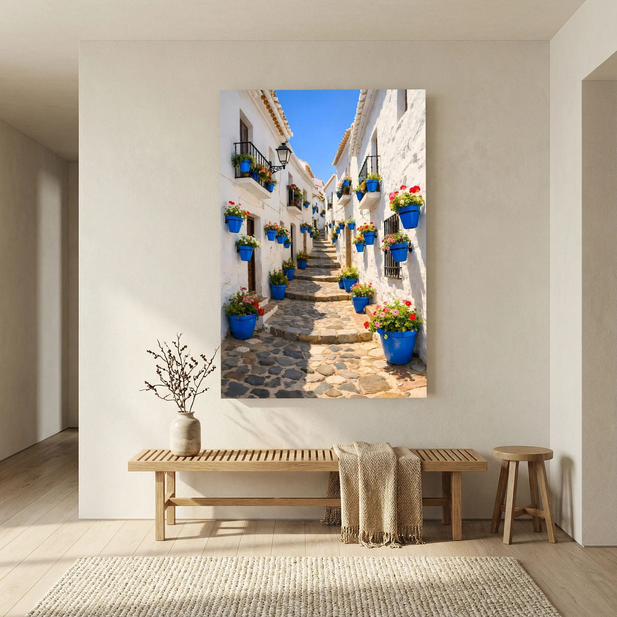 Hochformatiges Wandbild der Gasse mit blauen Blumentöpfen und bunten Blumen