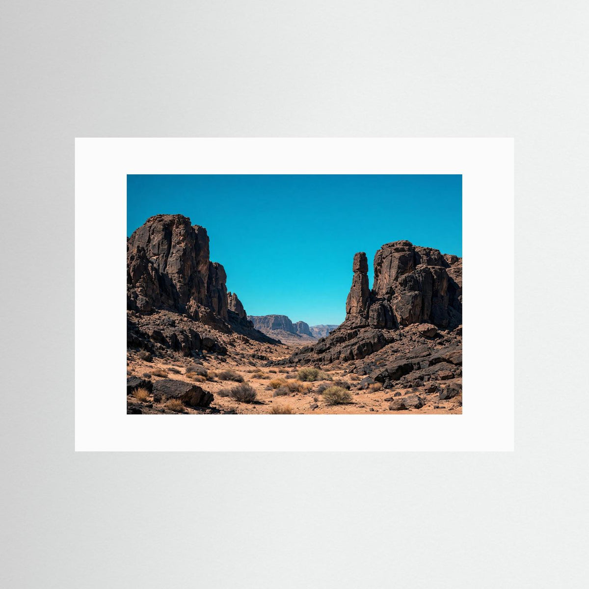 Wüstenlandschaft-Poster mit Felsformationen im Querformat, mit weißem Passepartout