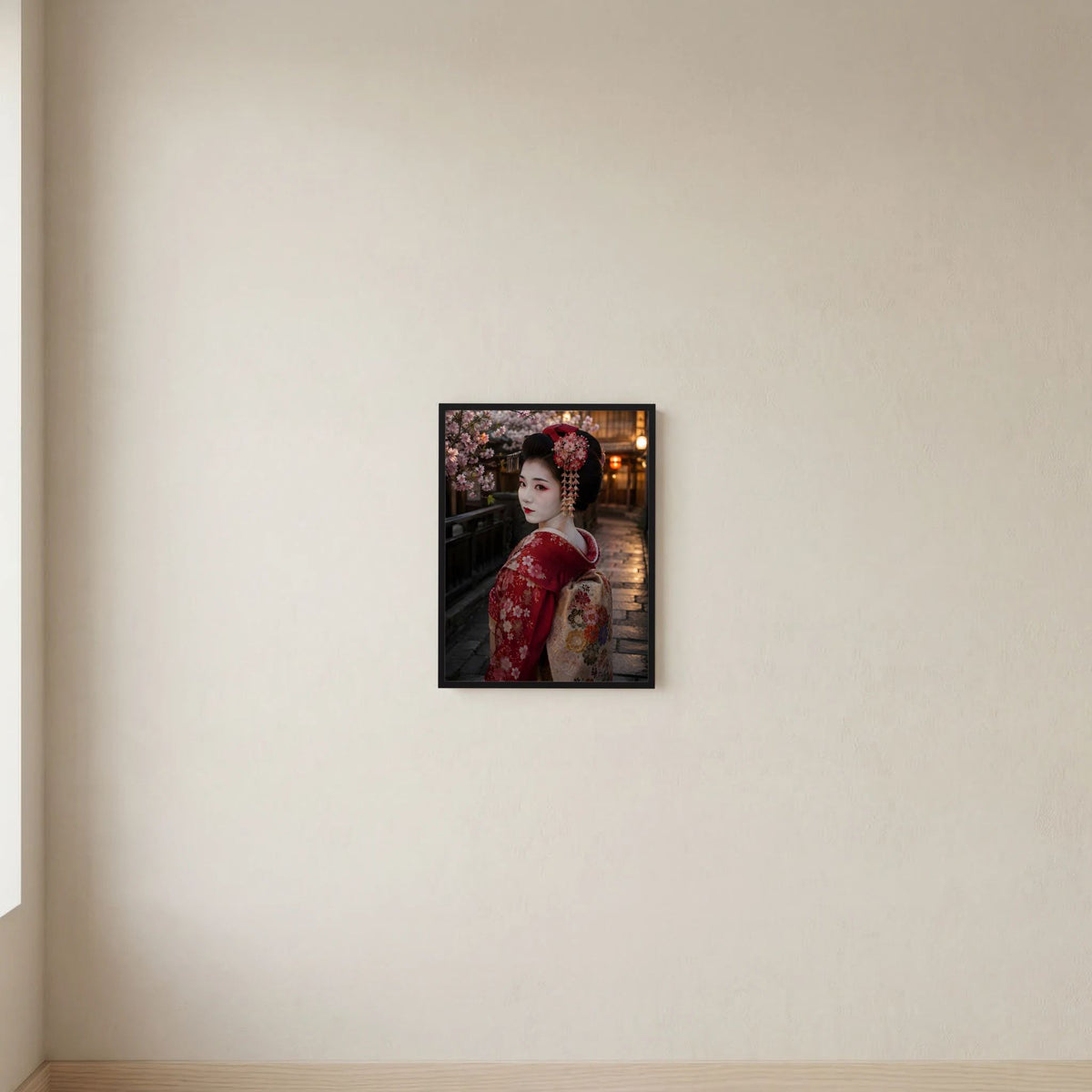 Kleines Wandposter im Hochformat: Geisha im roten Kimono mit Kirschblüten, schwarzer Rahmen