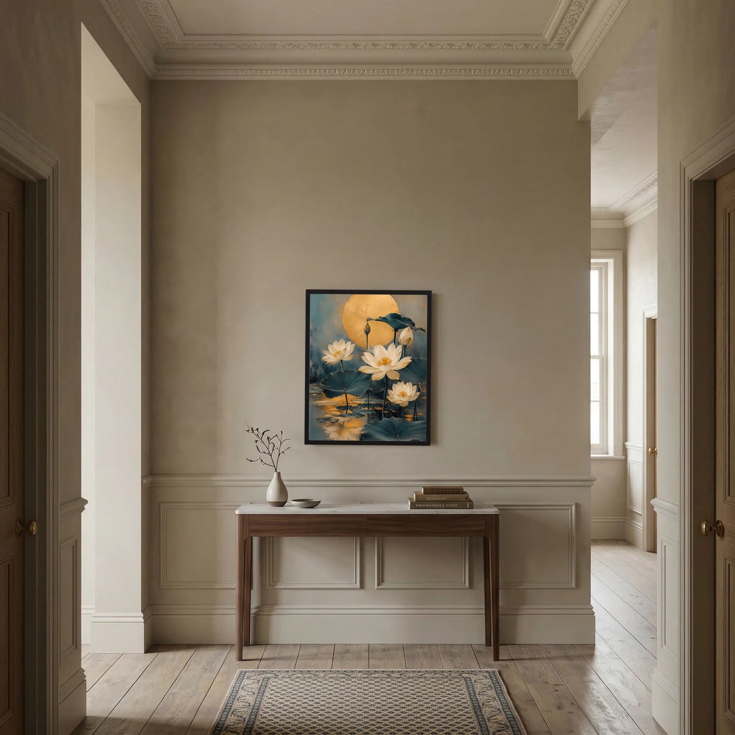 Gerahmtes Hochformat-Poster mit weißen Lotusblüten und goldener Mondsichel an eleganter Wand