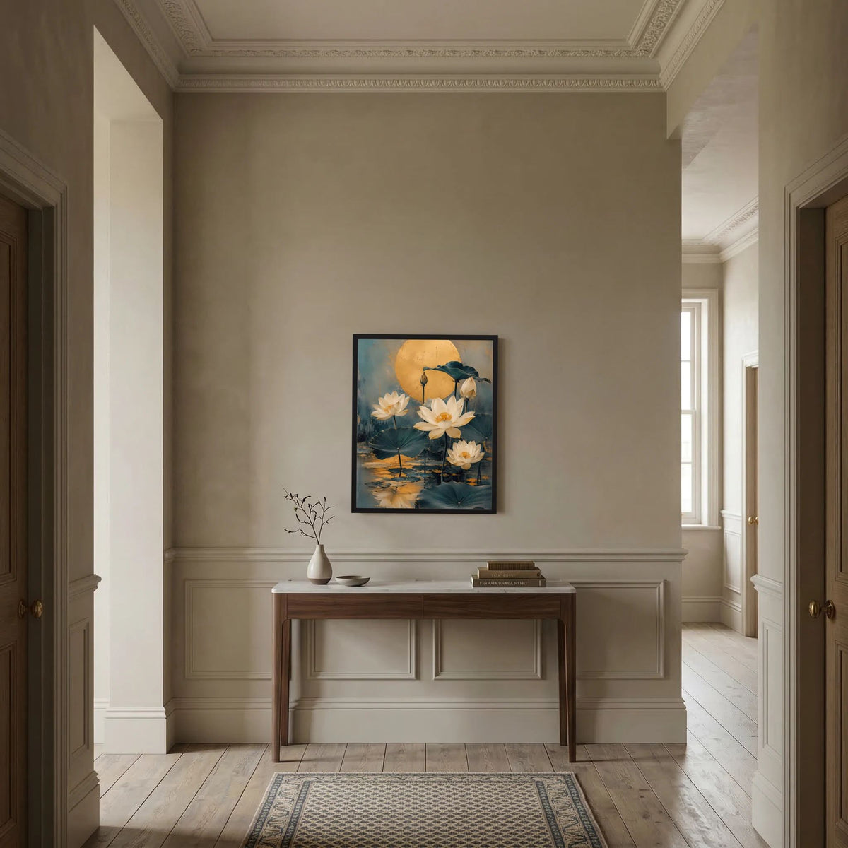 Gerahmtes Hochformat-Poster mit weißen Lotusblüten und goldener Mondsichel an eleganter Wand